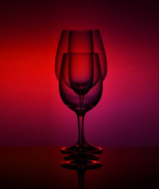 Renkli Arkaplana Karşı çeşitli boş bardakların yakın plan görüntüsü