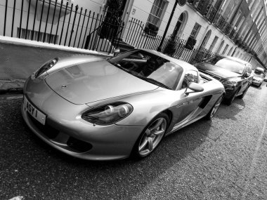 Porsche Carrera GT Londra 'da, siyah beyaz fotoğraf