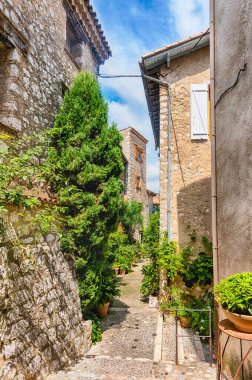 Saint-Paul-de-Vence 'in pitoresk sokaklarında yürüyorum, Cote 
