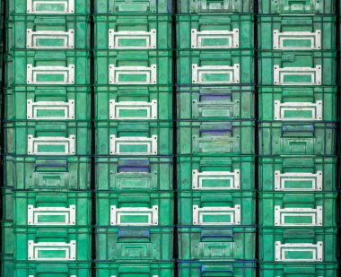 Düzenli yerleştirilmiş plastik kutular