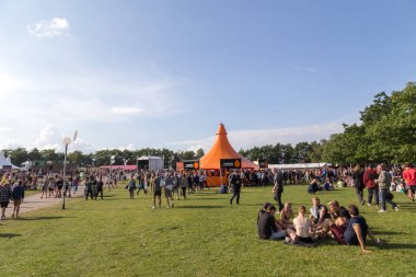 Danimarka 'daki Roskilde Festivali' nde dinlenen insanlar. 2016 