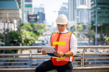 Mühendis ve iş adamları inşaata karşı beşlik çakıyor. Mühendislik, inşaat, şehir hayatı ve gelecek kavramı.