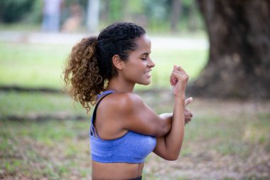 Spor kıyafetli genç bir bayan spor egzersizleri yapıyor.