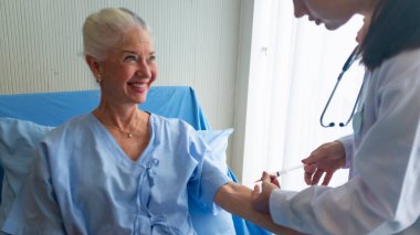 Kadın doktor ve yaşlı hasta