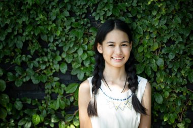 Neşeli bir güzel kız portresi