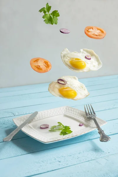 Dos Huevos Fritos Levitados Voladores Tomates Ponche —  Fotos de Stock