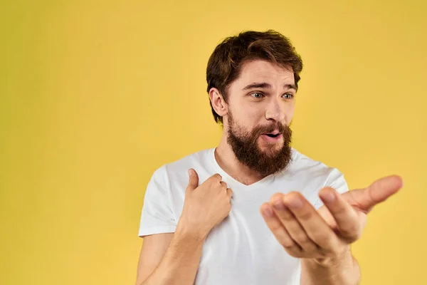 Sakallı Adam Duyguları Elleri Beyaz Tişörtlü Sarı Arka Planlı Eğlenceli — Stok fotoğraf