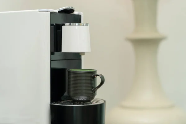 Κεραμικό Φλιτζάνι Καφέ Στη Μηχανή Του Καφέ — Φωτογραφία Αρχείου