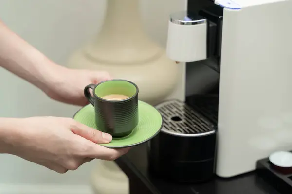 Machine Servant Café Dans Une Tasse Machine Capsules Café — Photo