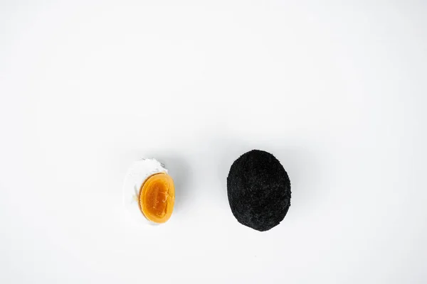 灰の中の古いアヒルの卵のレシピ 白い背景に灰の中で塩味の漬物鴨の卵 — ストック写真