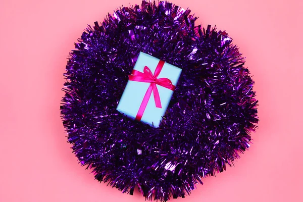 Gift Wrapped White Paper Purple Tinsel — Stockfoto