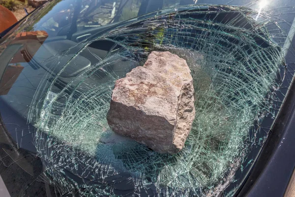 壊れた車のフロントガラス クローズアップビュー — ストック写真