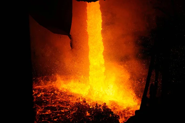 炉から排出された熱い液体の金属 — ストック写真