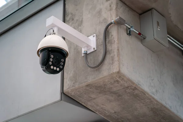 Bezpečnostní Kamera Cctv Instalovaná Betonové Budově — Stock fotografie