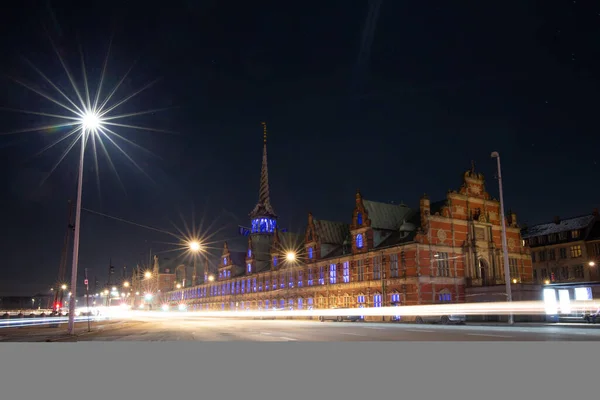 コペンハーゲン証券取引所建物の夜 — ストック写真
