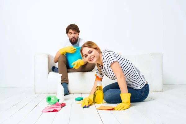 Homem Mulher Lavando Suprimentos Limpeza Tarefas Domésticas — Fotografia de Stock