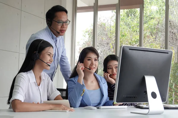 Call Center Operator Headset While Consulting Client Telemarketing Phone Sales — Stock Photo, Image