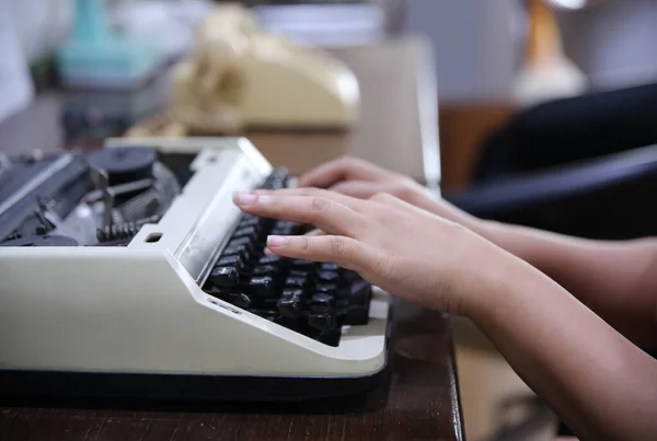 Großaufnahme Von Weiblichen Händen Die Auf Schreibmaschine Tippen — Stockfoto