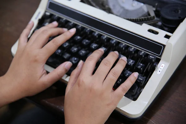 Close Female Hands Typing Type Writer — Stock Photo, Image