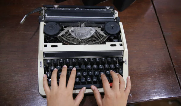 Close Female Hands Typing Type Writer — Stock Photo, Image