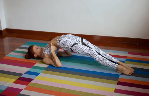 Kvinna Utövar Yoga Hemma — Stockfoto