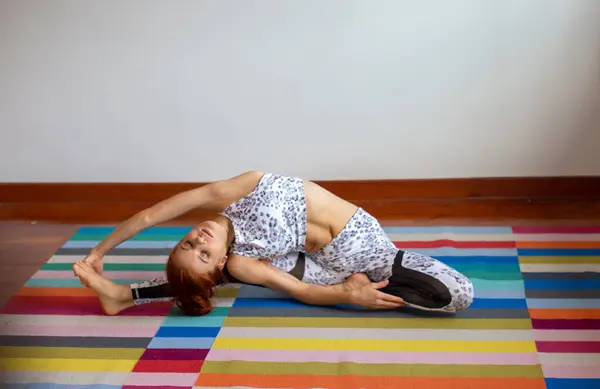 Femme Pratique Yoga Maison — Photo