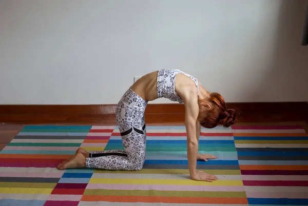 Kvinna Utövar Yoga Hemma — Stockfoto