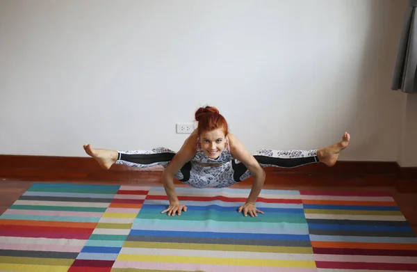 Kadın Evde Yoga Yapıyor — Stok fotoğraf