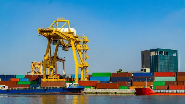 Logistiek Transport Van Container Vrachtschip Vrachtvliegtuig Met Werkende Kraanbrug Scheepswerf — Stockfoto