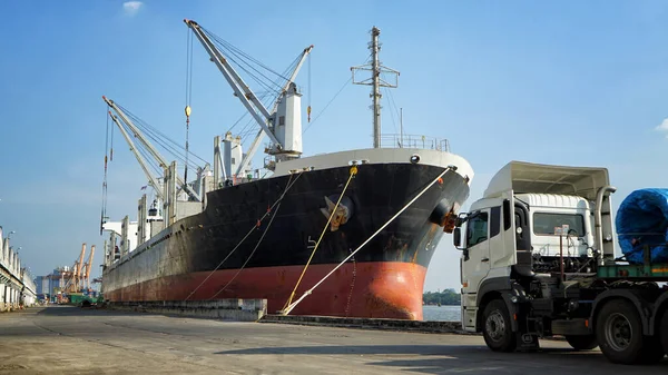 日の出に造船所で作業クレーン橋とコンテナ貨物船と貨物飛行機の物流と輸送 物流輸出と輸送業界の背景 — ストック写真