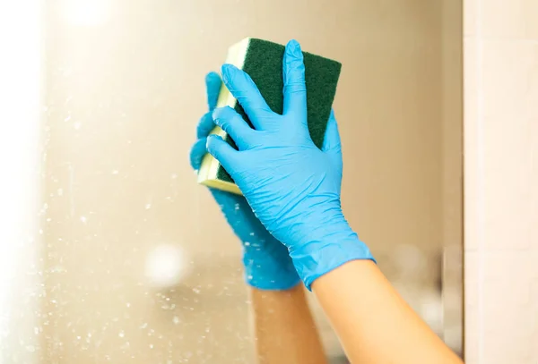 Hånd Blå Gummihandske Billedet Fjerner Vasker Håndvask - Stock-foto