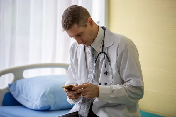 Médico Usando Telefone Celular — Fotografia de Stock