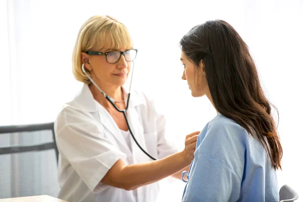 Doctor Check Discuss Patient Clinic Doctor Talk Women Patient Hospital — Stock Photo, Image