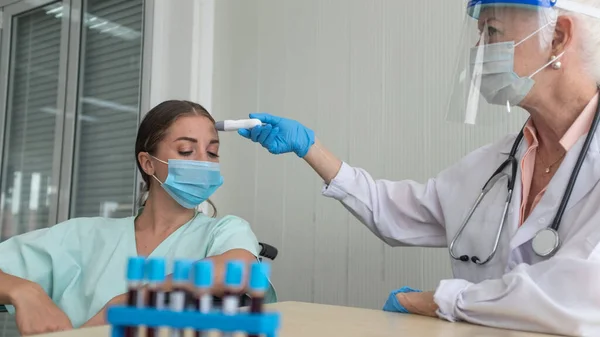 Karantina Sırasında Coronavirus Koruması Kadın Doktor Bir Kadın Hastaya Tıbbi — Stok fotoğraf