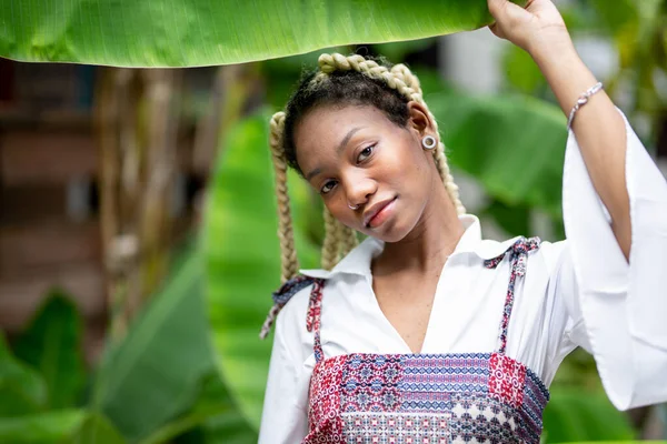 Outdoor Portrait African American Young Woman — Stock fotografie