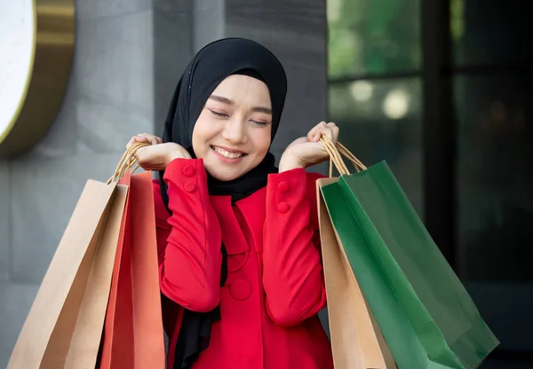 Alışveriş Çantalı Kadın — Stok fotoğraf