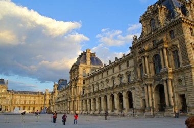 Paris, Fransa 'daki Muse du Louvre' un dış görünüşü. Dünyanın en büyük sanat müzesi..