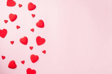 Kırmızı kalpler, aşk için tebrik kartı. Sevgililer Günü konsepti.