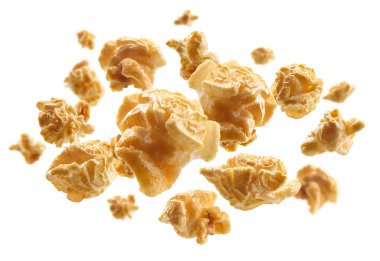 Karamel aromalı patlamış mısır beyaz arka planda uçar.