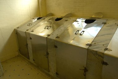 Hot Springs, Arkansas tatil köyü ekipmanları, sağlık ekipmanları ile buhar odası olarak kullanılıyor. Hamamda delikler var. Ulusal park binasının iç tarafındaki hamamda.