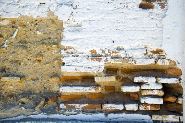 Стена Белого Кирпича Различной Текстурой — стоковое фото