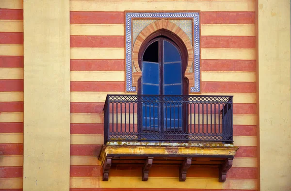 縞模様の壁にスペイン風の装飾窓 — ストック写真