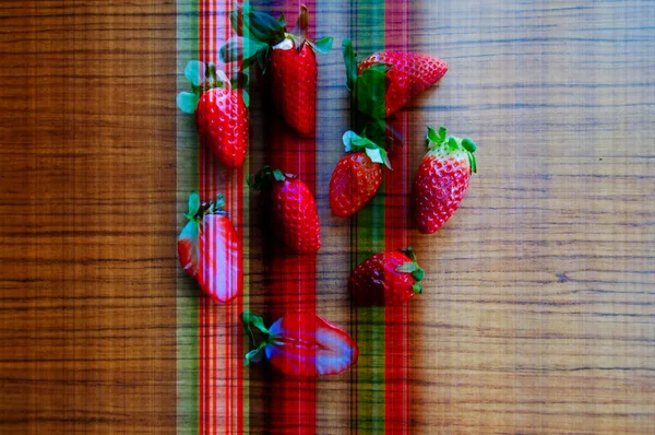 運動効果を持つ木製の背景に赤いイチゴ — ストック写真