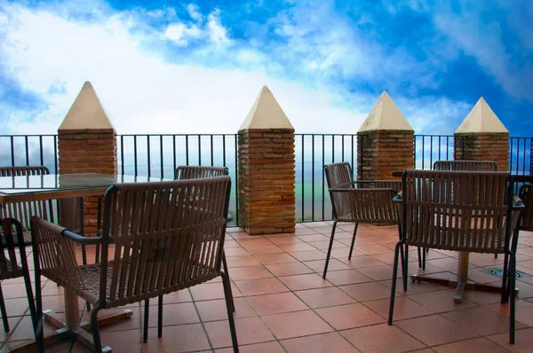 Holztische Und Stühle Auf Der Großen Terrasse Blauer Himmel — Stockfoto