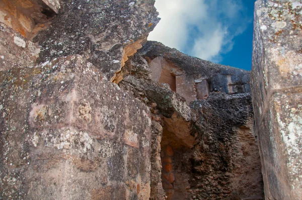 古代ローマ市の古い廃墟の壁の近くのビューイタリア セビリア スペイン — ストック写真