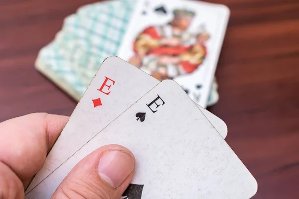 カードゲームでエースとトランプを手に持つ男 — ストック写真