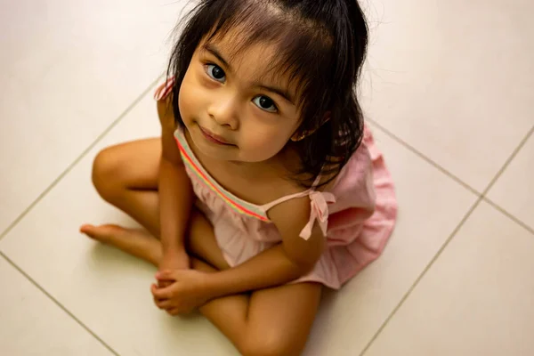 Милая Маленькая Азиатская Девочка Сидит Полу Смотрит Вверх — стоковое фото