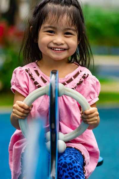 Güzel Asyalı Küçük Kız Oyun Parkında Oturup Testere Üzerinde Oynarken — Stok fotoğraf