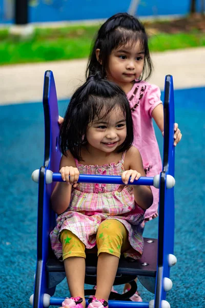 Jolies Asiatiques Petits Jumeaux Filles Tout Asseyant Jouant Sur Voir — Photo
