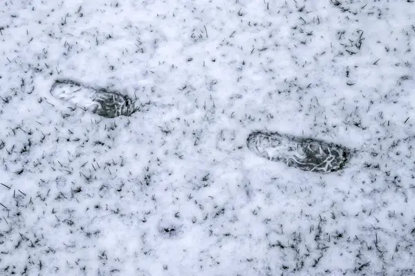 Следы Мужской Обуви Свежем Белом Снегу Зимой — стоковое фото